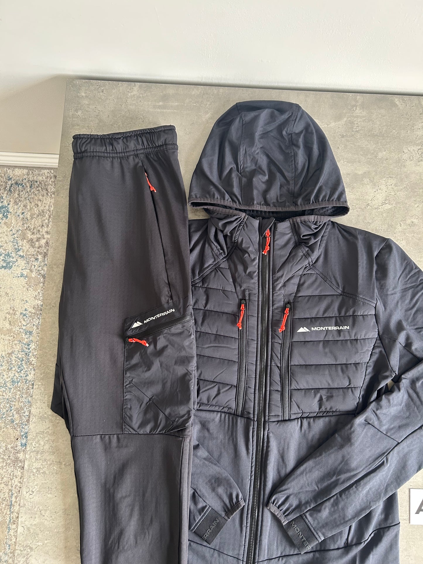 MONTERRAIN HYBRID TRACKSUIT 3.0 - JET BLACK/HYPER RED